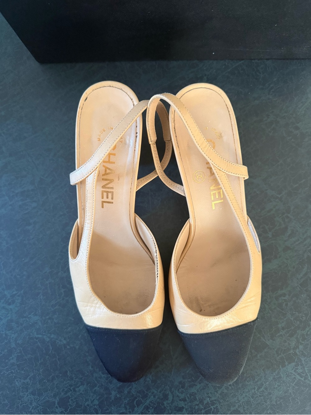 CHANEL Two-Tone Slingback Pumps in Beige and Black - Picture 3 of 6